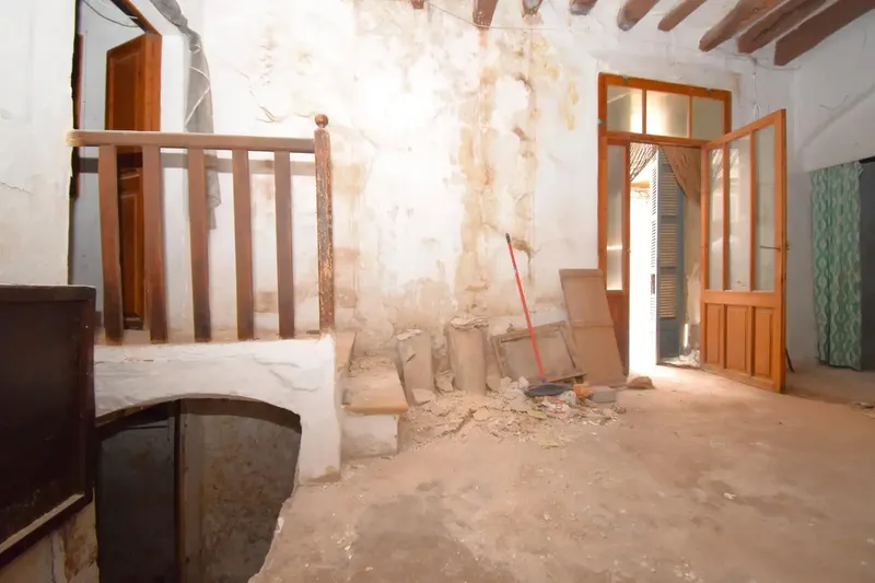 Interesting house for total renovation of 270 m² built in the old town of Muro, just a minute's walk from the — photo 2