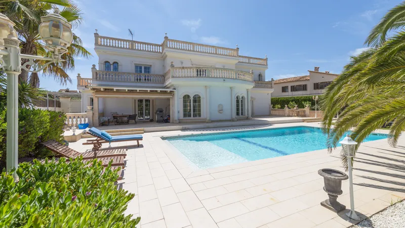 Exceptional villa in Badia Blava with large pool terrace and elegant furnishings — photo 1