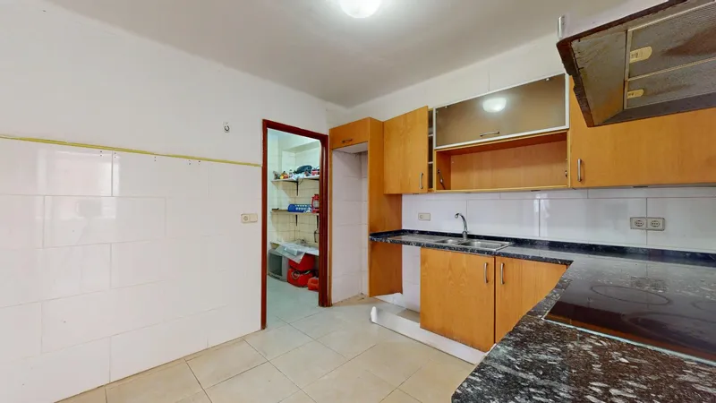 Three-bedroom apartment with large balcony just 100 meters from the beach — photo 5