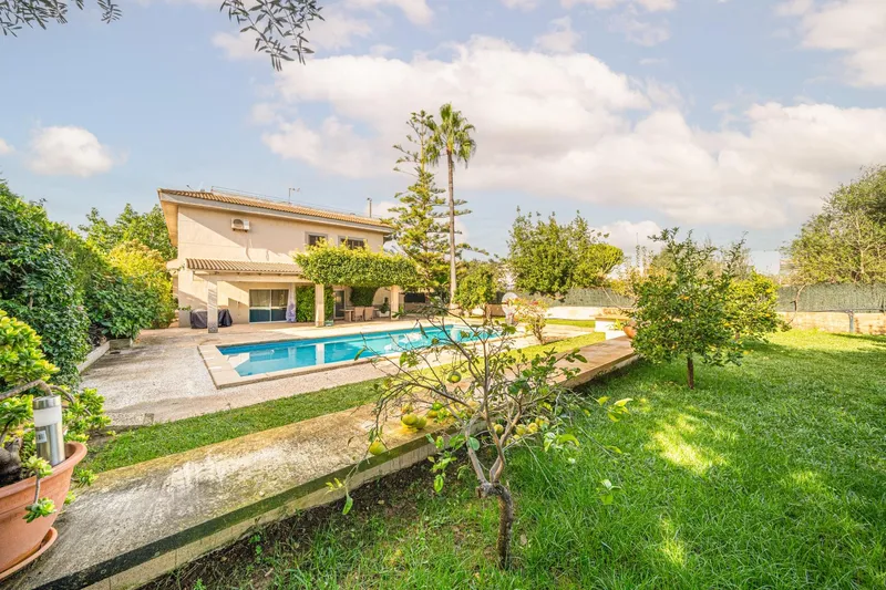 Detached chalet with pool in Las Palmeras urbanization — photo 1