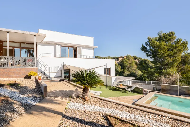 Modern villa with sea views in sought-after area — photo 1