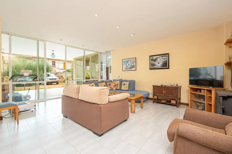 Two-storey village house in the town centre with patio, terrace and parking — photo 9