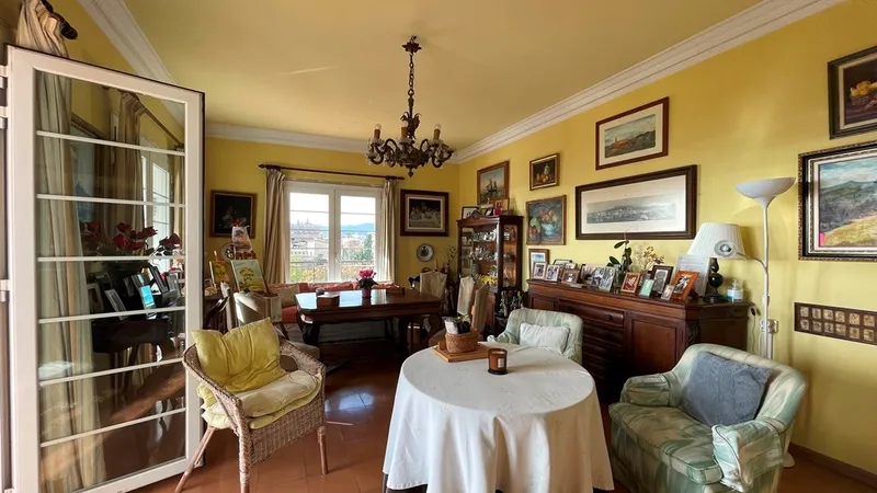 Spacious 250 m² apartment to renovate with private terraces, parking, and sea views — photo 8