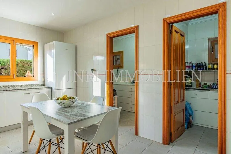300m² detached house with 6 rooms, garden & pool for sale — photo 8