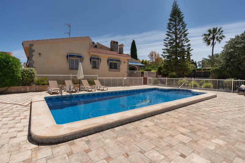 Dream house with large plot and private pool — photo 1