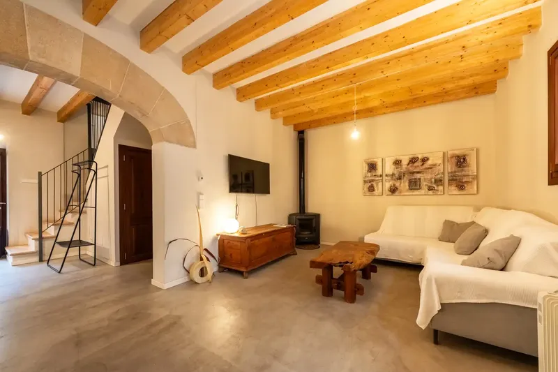 This exceptional townhouse in the heart of Artà combines Mallorcan character with modern comfort - and is particularly — photo 4