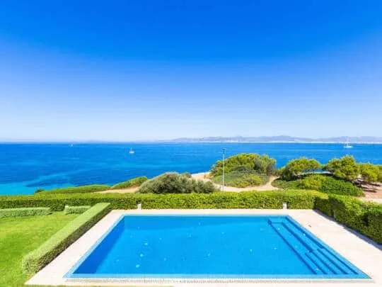 Designer villa on the first sea line — photo 3