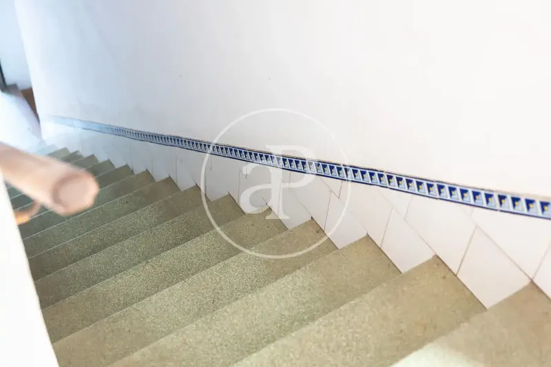 Large house to renovate with six bedrooms and three bathrooms, distributed over two floors of almost 400 m² built — photo 11
