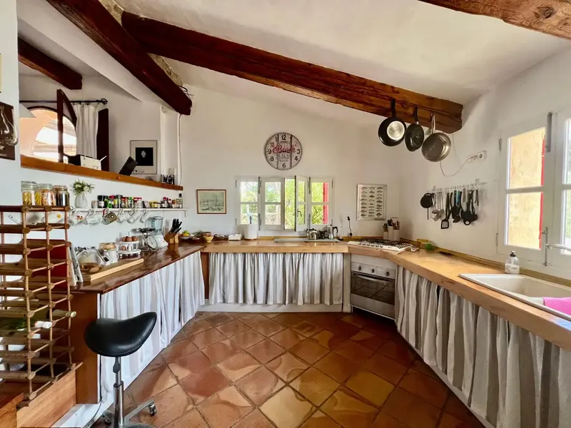 Discover this spectacular legal rustic house, completely renovated with lots of charm. Located on a plot of 3700m2, this property offers — photo 4
