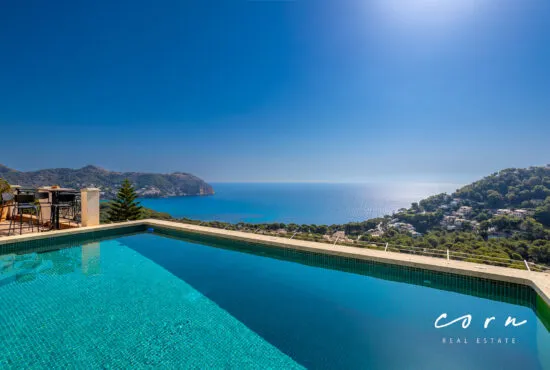 Villa with an ETV license, a pool, and ocean views in Canyamel — photo 1