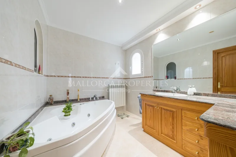 Detached house with pool in a privileged central location in Portals Nous — photo 11