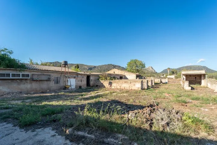 Rustic finca with its own well and mountain views in Llucmajor — photo 1