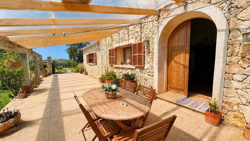 This quiet finca in Sa Pobla with 183 m2 of usable space on a plot of approx. 13,000 m2, is located in a very private area — photo 2