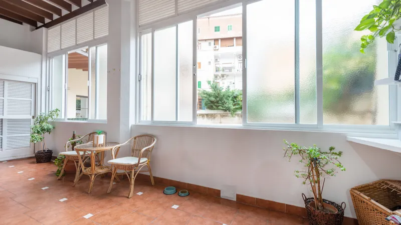 Investment! Beletage in Palma with large conservatory & lots of potential — photo 3
