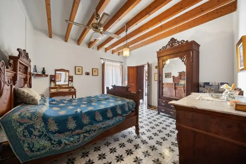 Situated in the heart of the charming old town of Alcudia, this typical Mallorcan house offers 400 m² of living space distributed — photo 5