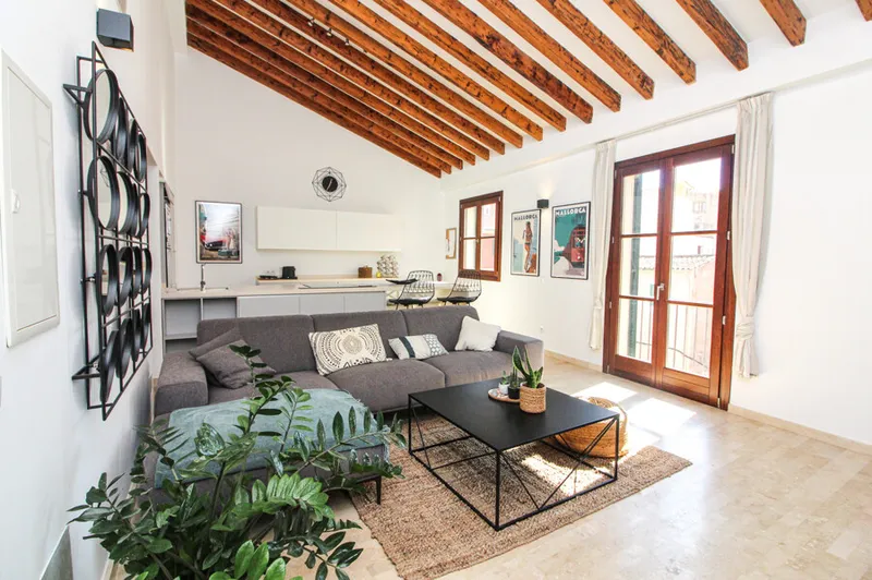 Beautiful Apartment with Private Roof Terrace close to La Rambla - Temporary Contract Available from October for 6 Months — photo 1