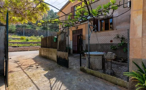 Rustic house with land near the beach — photo 1