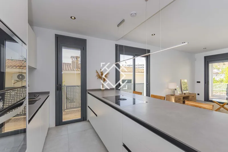 Modern villa for sale in Puerto de Alcúdia, 450 metres from the beach, with a garden, private swimming pool, sun terrace and high-quality finishes — photo 2