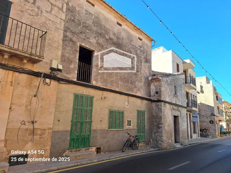 Building in the center of Ses Salines with project for 2 homes and commercial space — photo 2