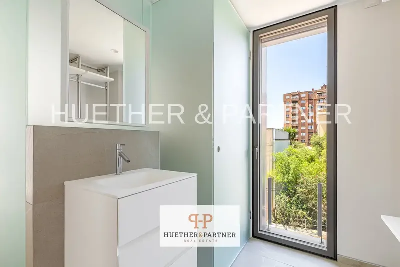 This exclusive newly built apartment is located in a privileged position on the Paseo Marítimo of Palma de Mallorca and impresses — photo 12