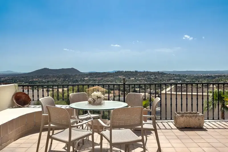 Spacious village house in Selva, Mallorca, with 370 m², private pool, garden and several terraces — photo 9