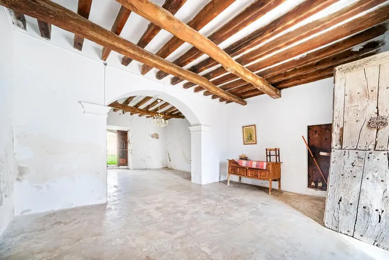 It has a preliminary project for 20 rooms, stables, covered equestrian track, heliport, swimming pool and olive grove! This historic possession — photo 5