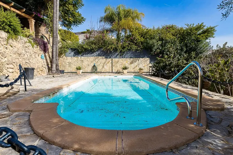 Ubicada en la prestigiosa zona residencial de La Bonanova, esta elegante villa disfruta de agradables vistas al mar y un entorno tranquilo y — photo 4