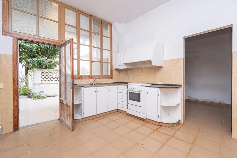 Village house in Sa Pobla with interior patio and parking area to renovate — photo 4
