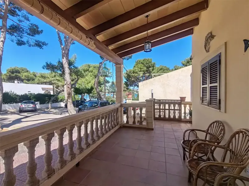 Alquiler de larga duración. Chalet a 50m del mar aproximadamente. Consta de terraza delantera con porche y vistas al puerto, terraza trasera — photo 5