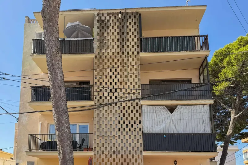 ¡Bienvenidos a Cala Millor! Este atractivo piso de 2 habitaciones, situado en tercera línea de mar, combina la calidad de vida mediterránea — photo 2