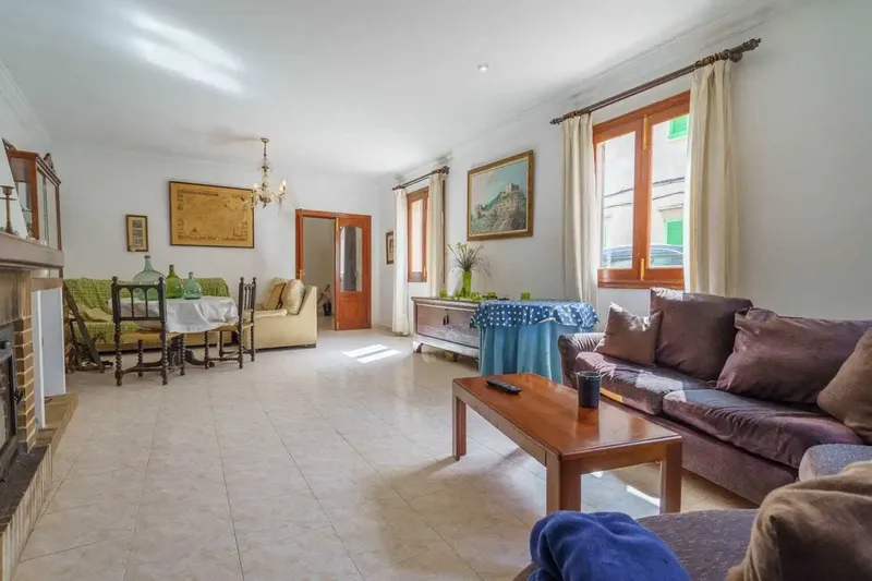 Discover this impressive 280 m² house, distributed over two floors designed to offer comfort and style, located in one of the most beautiful and quiet areas of the island. — photo 5