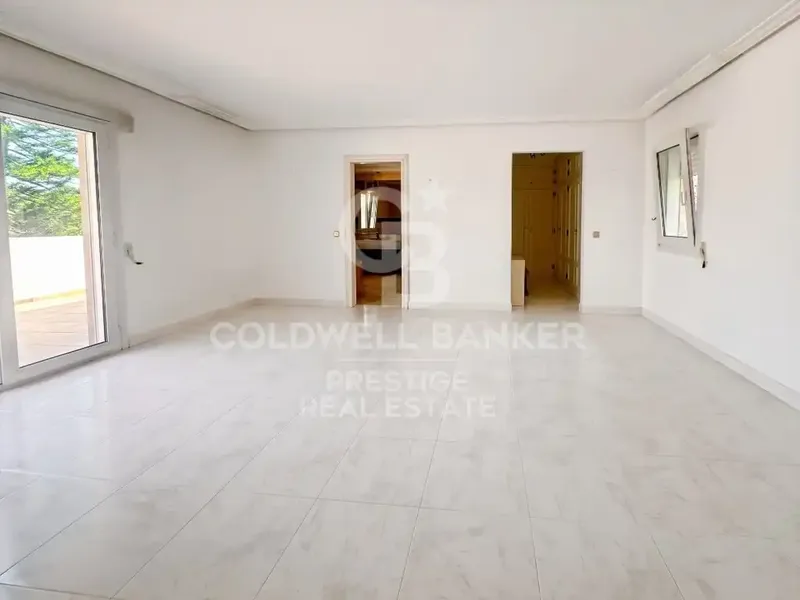 Situated in a privileged position on a mountainside, this magnificent villa of more than 550 m² built combines spaciousness, light — photo 12