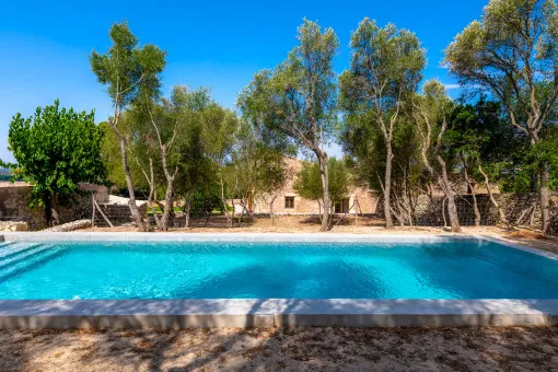 Manacor, historic finca consisting of two buildings and a large pool with a stunning view over Manacor to the Tramuntana Mountains — photo 3