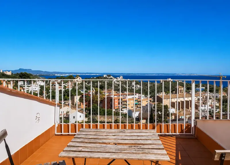 This well-kept townhouse in a quiet area of Genoa impresses with its Mediterranean style, spacious outdoor areas and its — photo 11