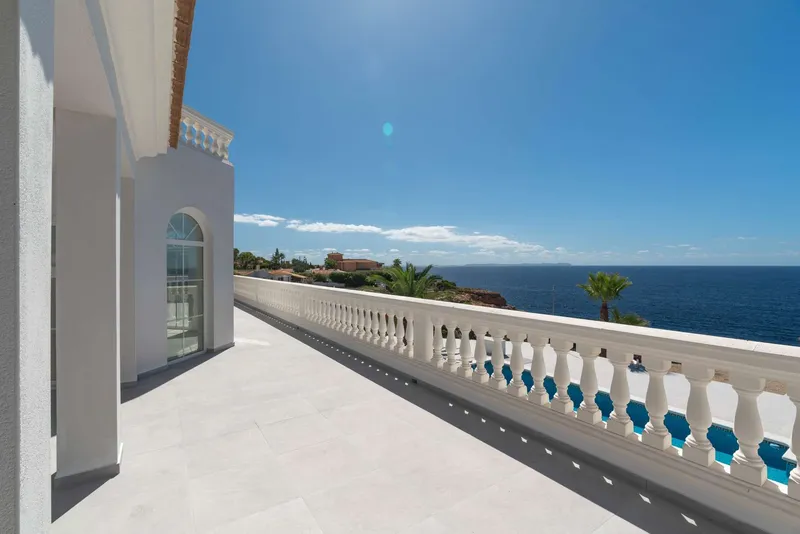 Dreamlike villa on the first sea line with panoramic views — photo 9