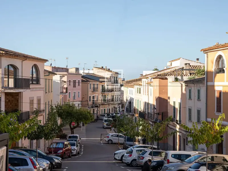 Nestled in the charming village of Búger, on the main square, this authentic Mallorcan house offers a unique opportunity to create — photo 12