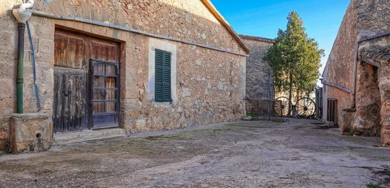 Centenary estate for sale near Palma — 1,144 m², 14 ha and 6 historic buildings — photo 3