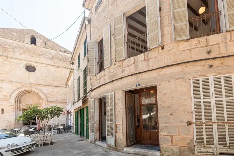 Don't miss the opportunity to visit one of the most emblematic houses in the village of Sineu. Located right on the main square — photo 11