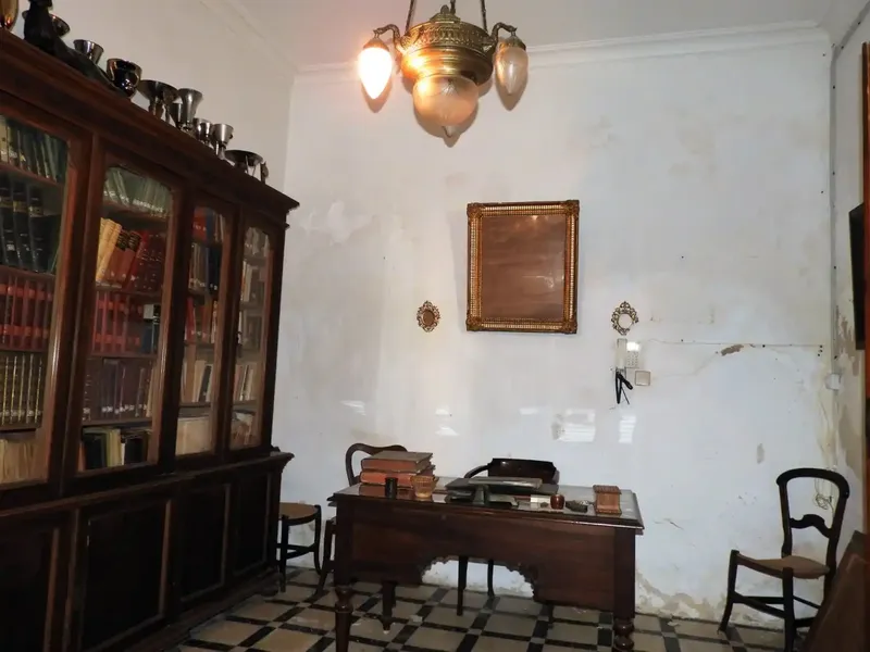 Three-storey Mallorcan manor house on a corner in Felanitx. It has several living rooms, 8 bedrooms, 2 bathrooms, kitchen. — photo 11