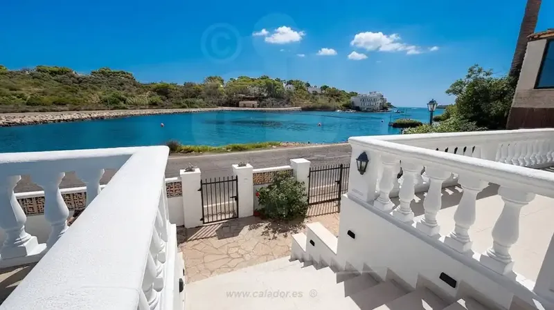 Situated on the first line facing the port of Portopetro, this villa stands out for its generous surface area, its wide views of the Mediterranean and — photo 4