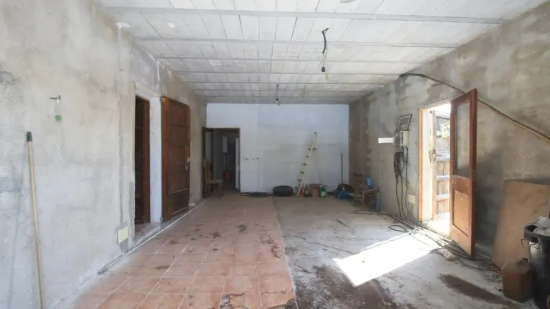 Finca of 22370 m2 with 213 m2 built, 88 m2 as dwelling and 125 m2 as agricultural, including a 35 m2 pool and garage — photo 9