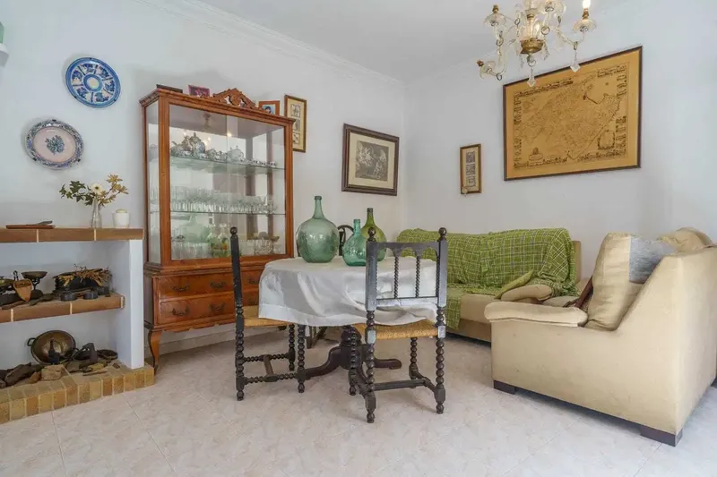 Discover this impressive 280 m² house, distributed over two floors designed to offer comfort and style, located in one of the most beautiful and quiet areas of the island. — photo 6