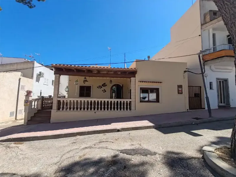 Alquiler de larga duración. Chalet a 50m del mar aproximadamente. Consta de terraza delantera con porche y vistas al puerto, terraza trasera — photo 3