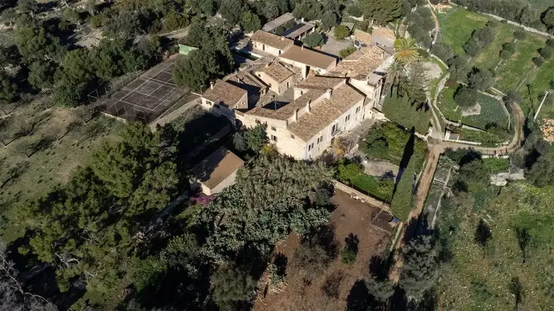 Charming finca. This picturesque rustic finca is situated on a plot of more than 420,000 m2 near Binissalem in Mallorca, at the foot of the S — photo 9