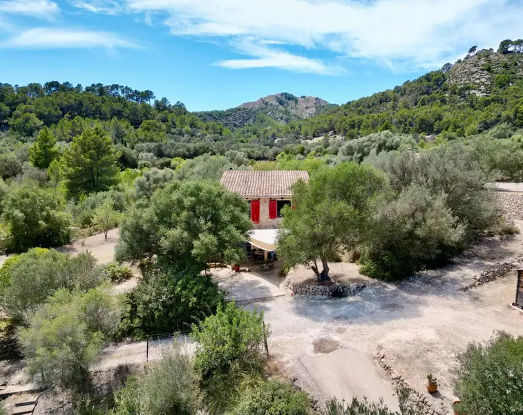 Discover this spectacular legal rustic house, completely renovated with lots of charm. Located on a plot of 3700m2, this property offers — photo 1