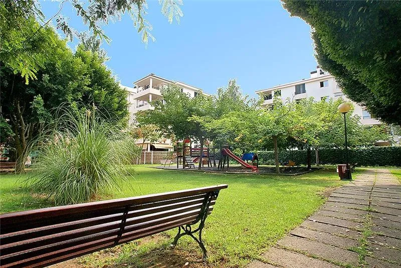 Flat of approx. 124m² with a terrace in a residential complex with a communal swimming pool — photo 4