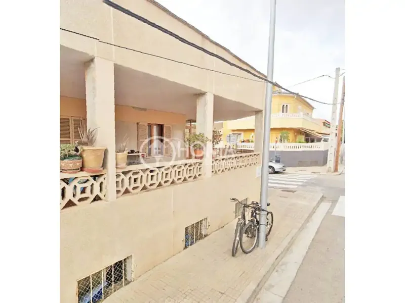 Discover this wonderful 418 m² townhouse in the quiet area of Ses Cadenes. It is distributed over three floors, ideal for a large family or investors seeking immediate profitability and expansion potential. — photo 4