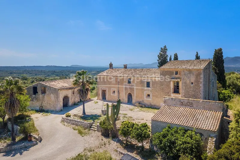 Impressive old manor house to reform for sale in the countryside near Llubí, Mallorca — photo 1