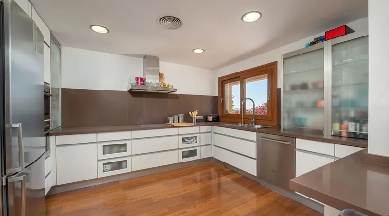 Spacious eight-bedroom symmetrical villa with pool and mountain views in Palma — photo 4