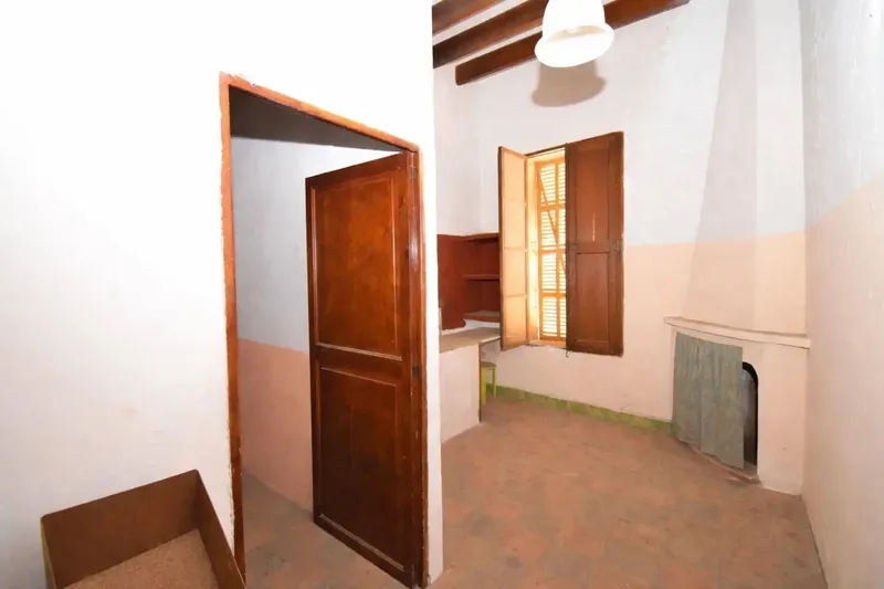 Emblematic building of 374 m2 built for sale in Muro, ideal for renovation. — photo 11